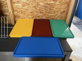 4 Gastro 1/1 Schneidebretter mit Saftrille & Bretterhalterun