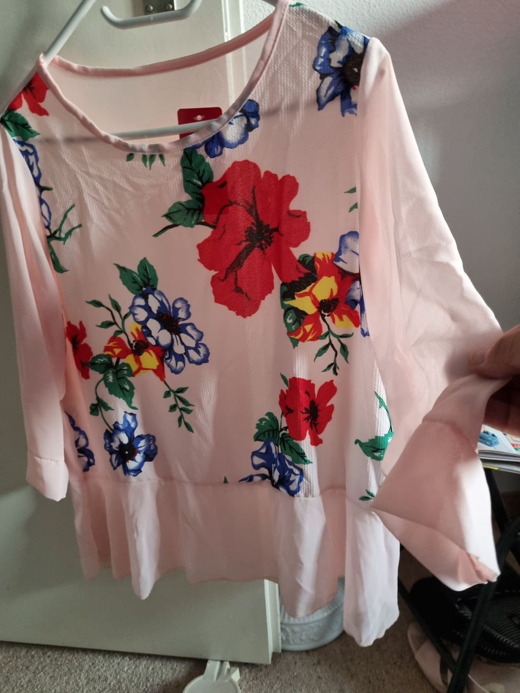 Camicette: Bluse mit Blumen neu Gr.M – Nuovo e nell'imballaggio originale da geroldswil venduto da Gumball1 1