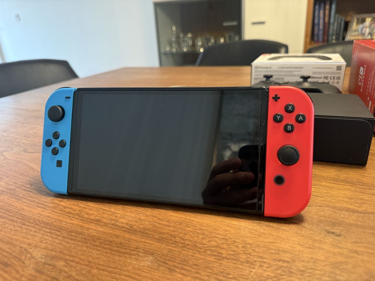 Nintendo Konsolen: Nintendo Switch OLED Console Set – Gebraucht aus Zürich von elihaf 3