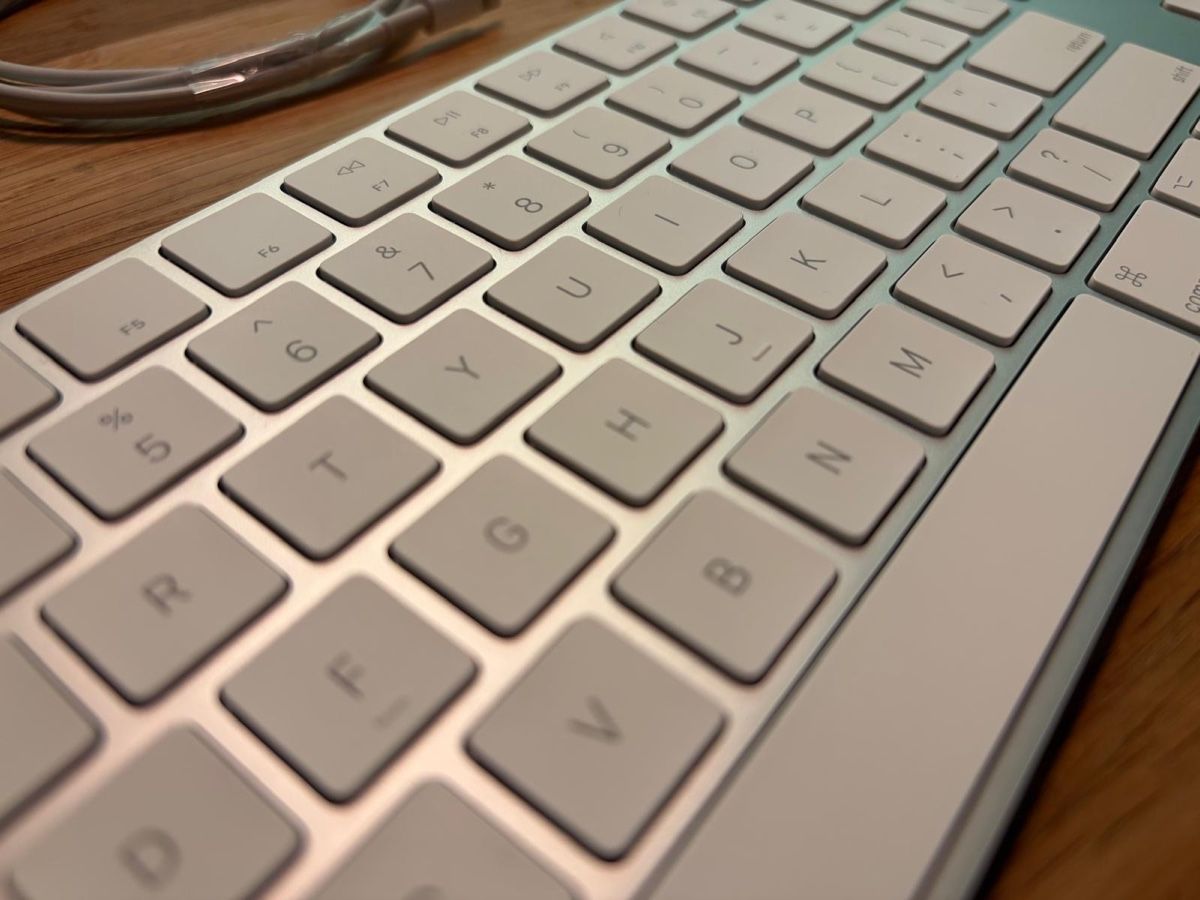 Apple Tastiere: Magic Keyboard Apple avec pavé numérique (5) – Usato da Lausanne venduto da aur_cxg5 2