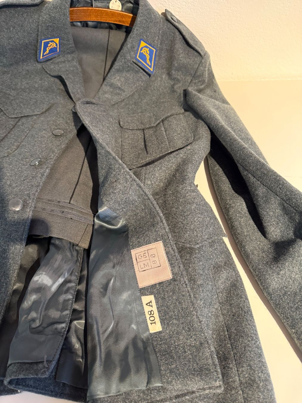 Schweizer Armee Uniformen: CH Uniform Ord. 72 Spitalsoldat – Gebraucht aus Wittnau von Helvetia1 2