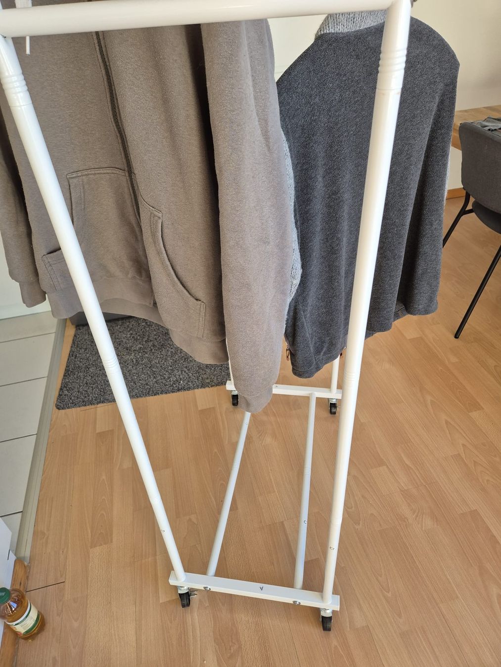 Autres décorations & accessoires: Doppel Kleiderstange mit Räder – D'occasion à Niederhasli par lenoxx