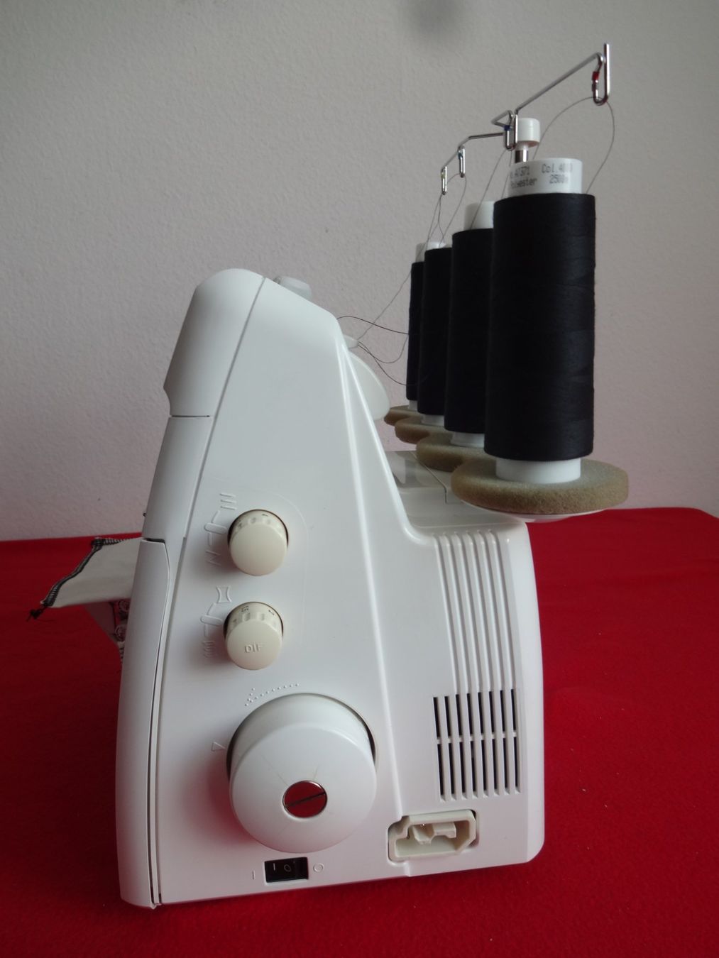 Bernina Macchine da cucire: ** BERNINA 1200 MDA ** Overlock  Nähmaschine – Usato da Frauenfeld venduto da rey06 6