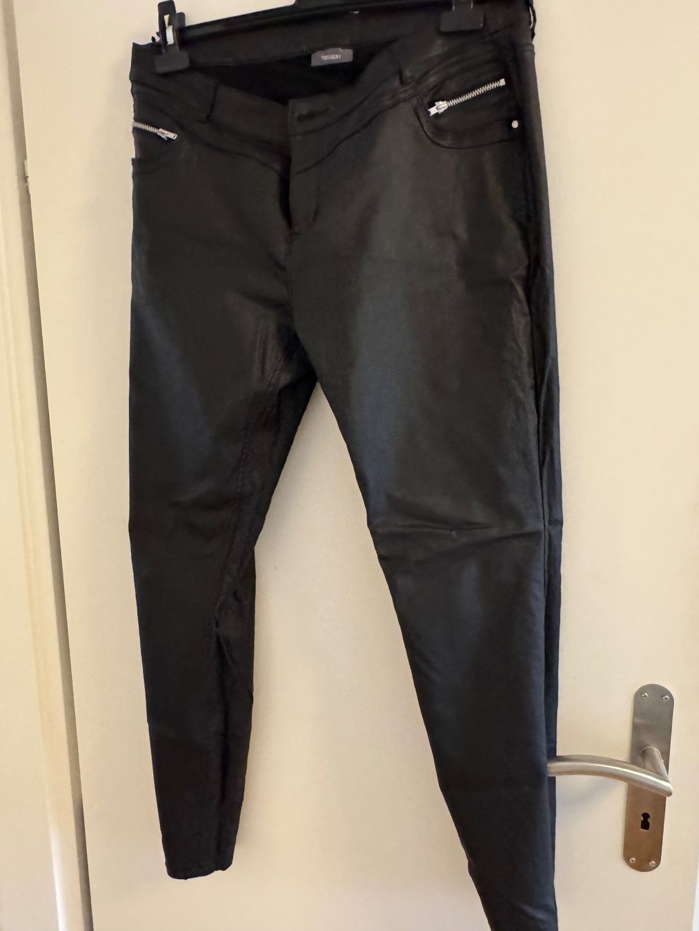 C&A Pantaloni: Hose schwarz Lederlook – Usato da Gattikon venduto da saxo16