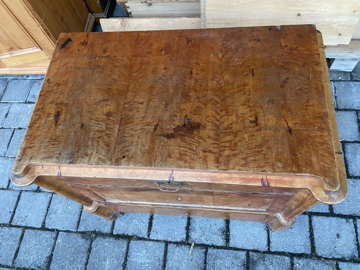 Cassettiere: Spezielle Kommode schöne Seitenornamente – Usato da Mosnang venduto da Goldwasser 8