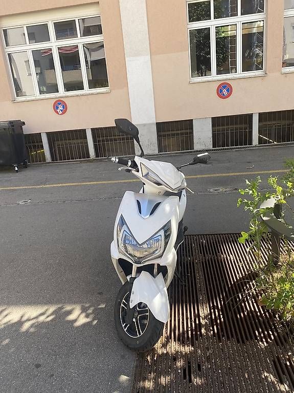 Veicoli elettrici: E-Roller Vengo Leo 45/kmh  – Usato da Zürich venduto da ER- 4