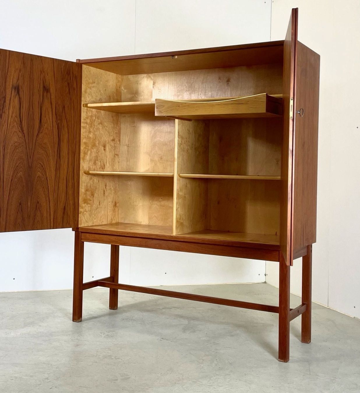 Armadi: MidCentury Teak Barschrank Nils Johnsson 60s – Usato da Basel venduto da MidMod20C 1