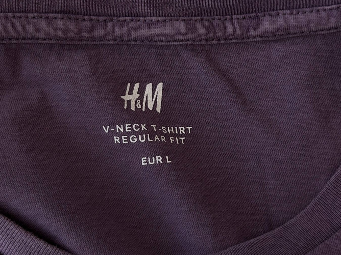H&M T-shirt: H&M V-Neck T-Shirt – Usato da St. Gallen venduto da look-twice 3