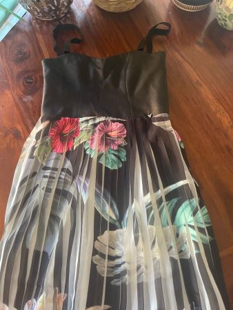Super schönes, neuwertiges Guess Kleid Grösse S