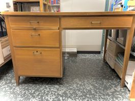 Schreibtisch/ Pult aus Holz mit Korpus