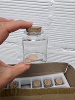 Vase in Glas mit Korckendeckel
