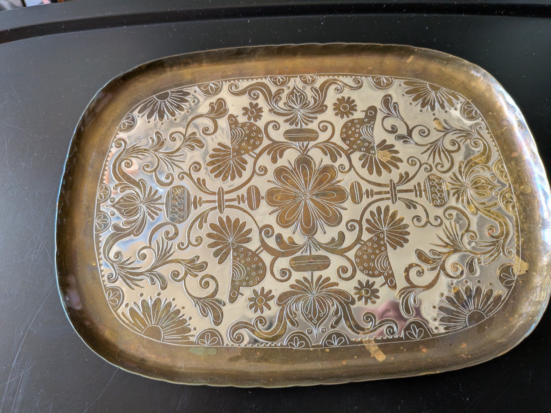 Plateaux: Messing Tablett mit Turteltauben Dekor – D'occasion à Emmen par magelan