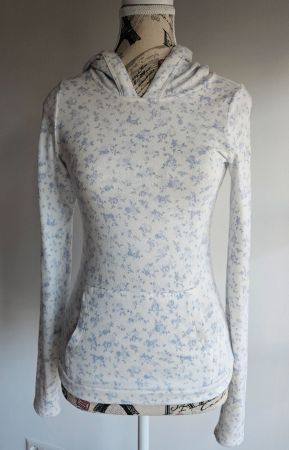 Hoodi von Hollister in weiss mit Blumenmuster, Gr. S