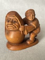 Netsuke Holz, Junge mit Daruma signiert