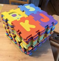 Puzzlematte mit kleinen und grossen Teilen