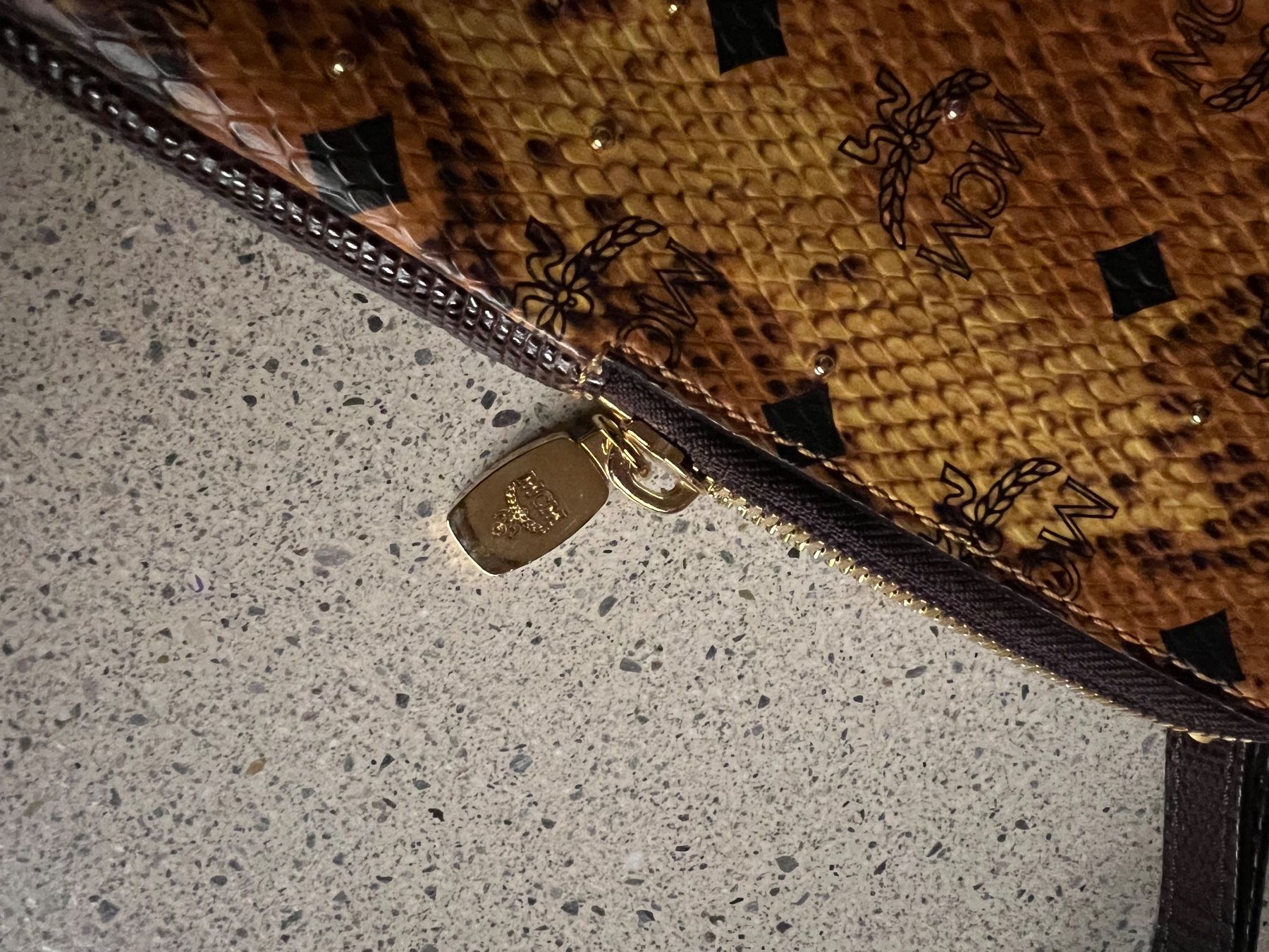 Mcm Borse: MCM Pouch / Clutch | gold Hardware – Nuovo (secondo la descrizione) da Wettingen venduto da Lamadeux 2