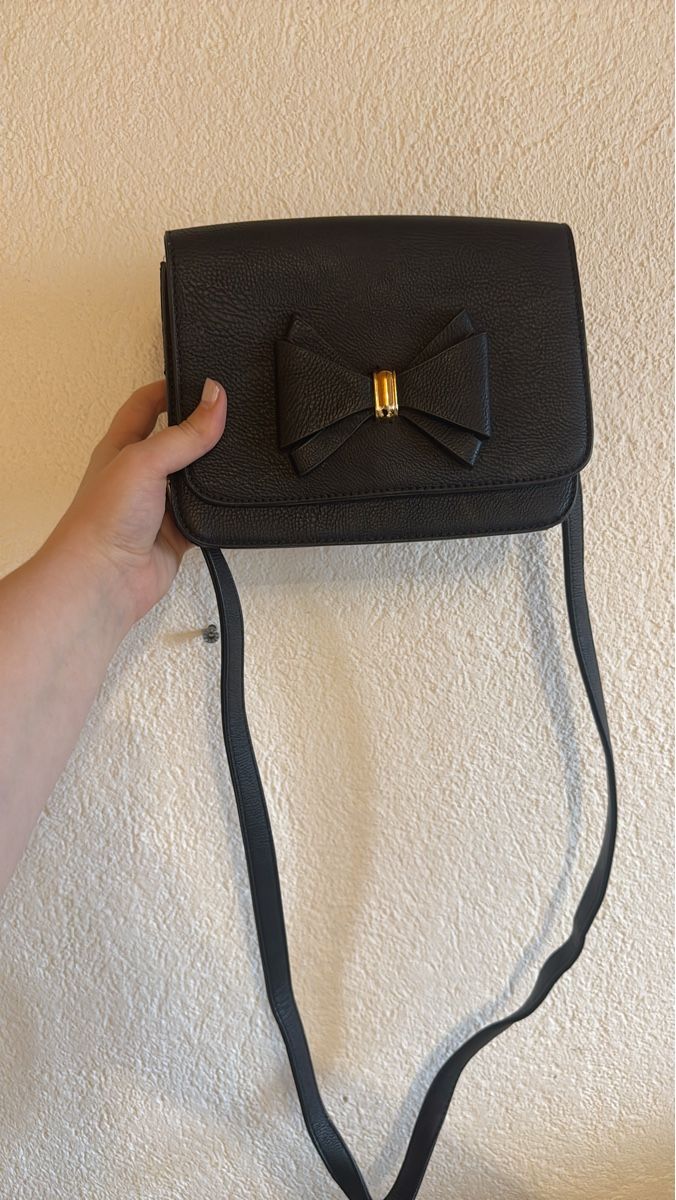 Taschen für Damen: Elegante schwarze Umhängetasche – Gebraucht aus Heimberg von Lilaloli