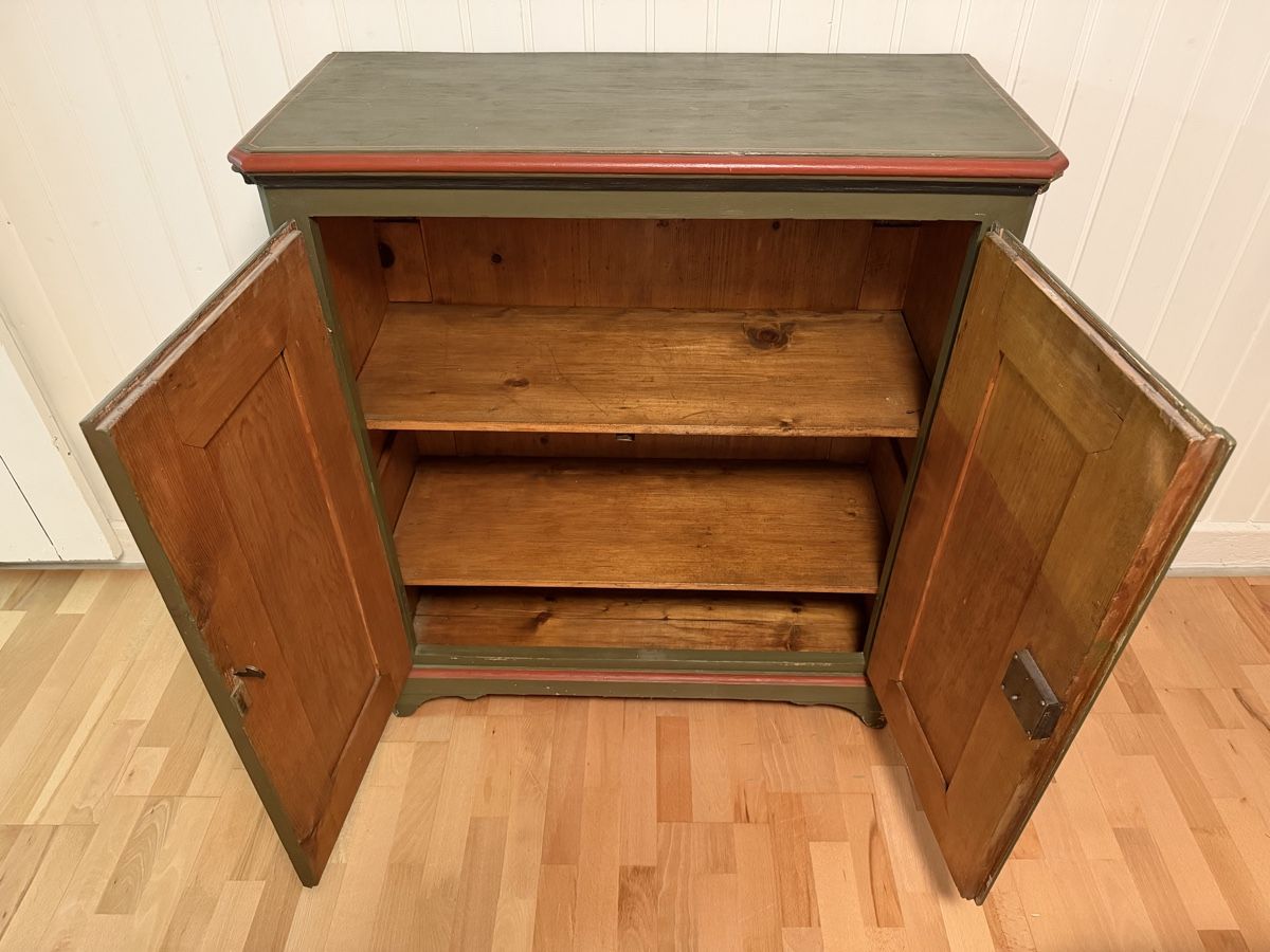 Schränke: Alter Bauernschrank mit handgemalter Blumenmalerei – Gebraucht aus Bern von Moowee 4