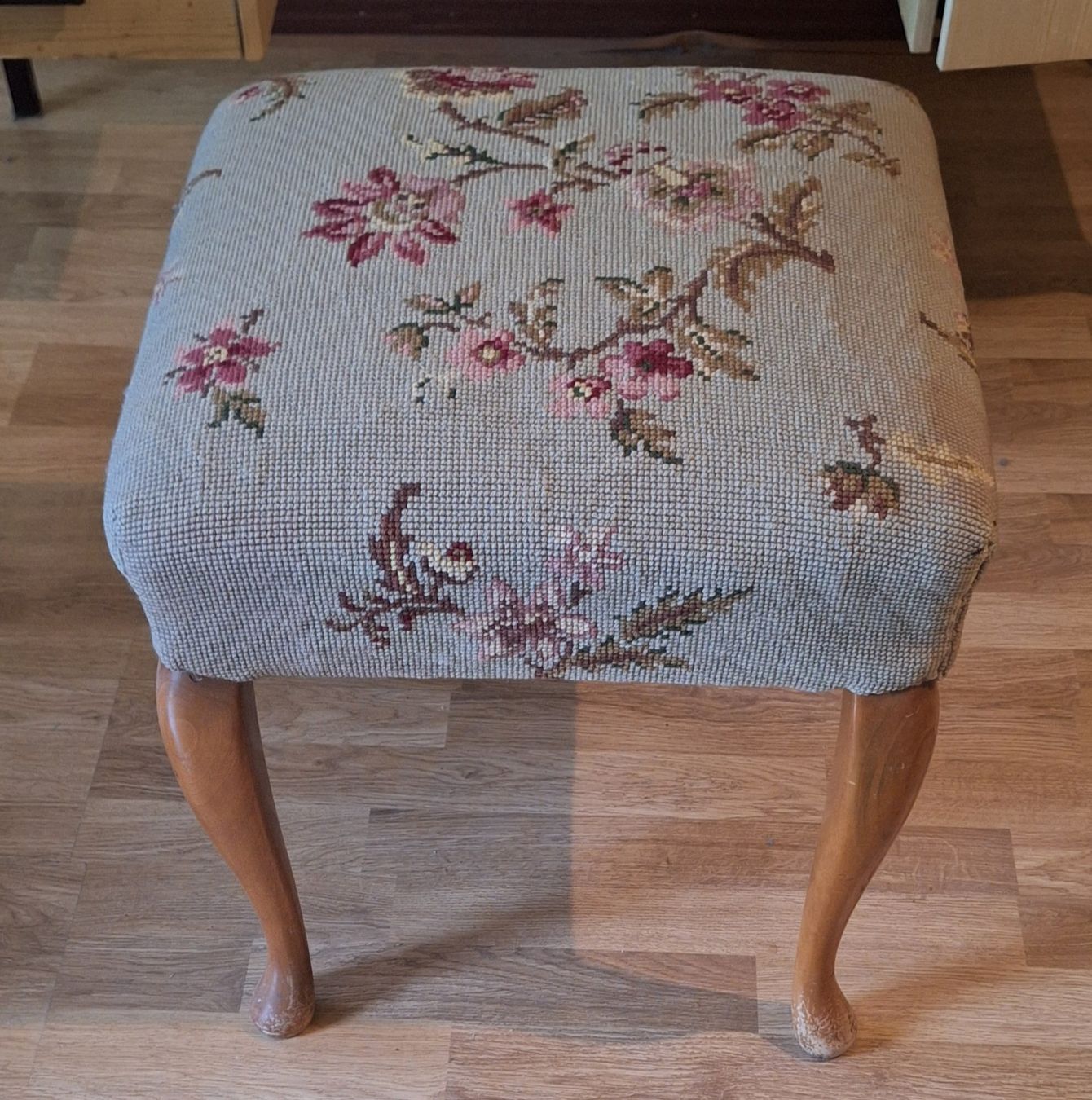 Sgabelli: Vintage Hocker Schemeli mit Blumenmuster, Holzfüsse – Usato da Rebstein venduto da Type25 1