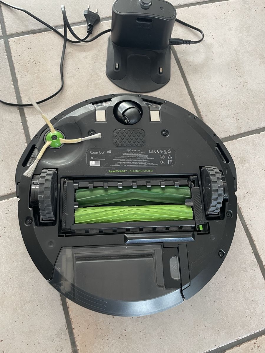 Irobot Aspirateurs & Accessoires: Saugroboter iRobot Roomba e5 mit Ladestation gebraucht – D'occasion à Liestal par Tschoudi 1