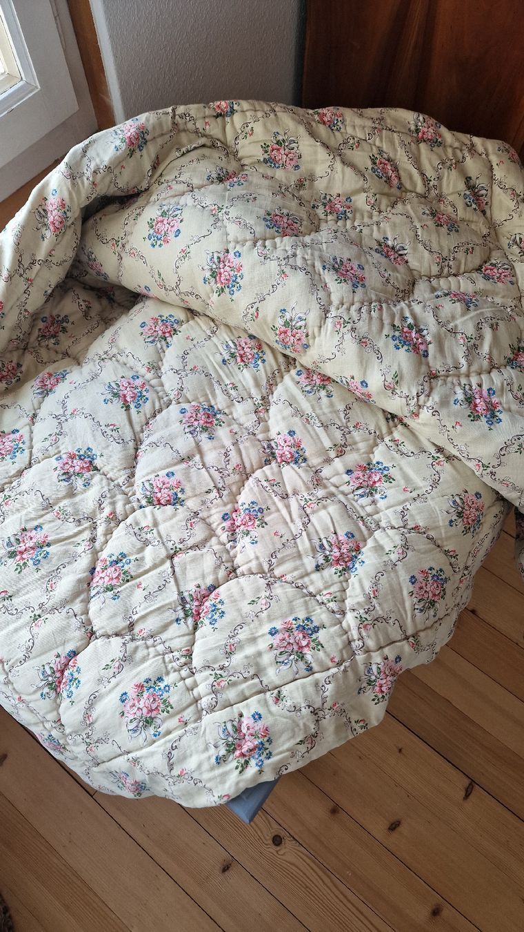 Coperte: Alte Steppdecke floral gemustert einfarbig cremefarben – Usato da Flawil venduto da neulinchen