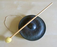 alter asiatischer Buckelgong und Schlegel (Saito Japan 113)