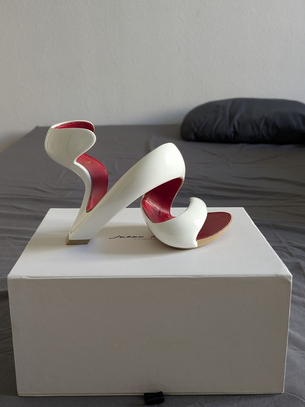 Scarpe da donna: Julian Hakes white heels. 39. New – Nuovo (secondo la descrizione) da Genève venduto da Valentyna_ann