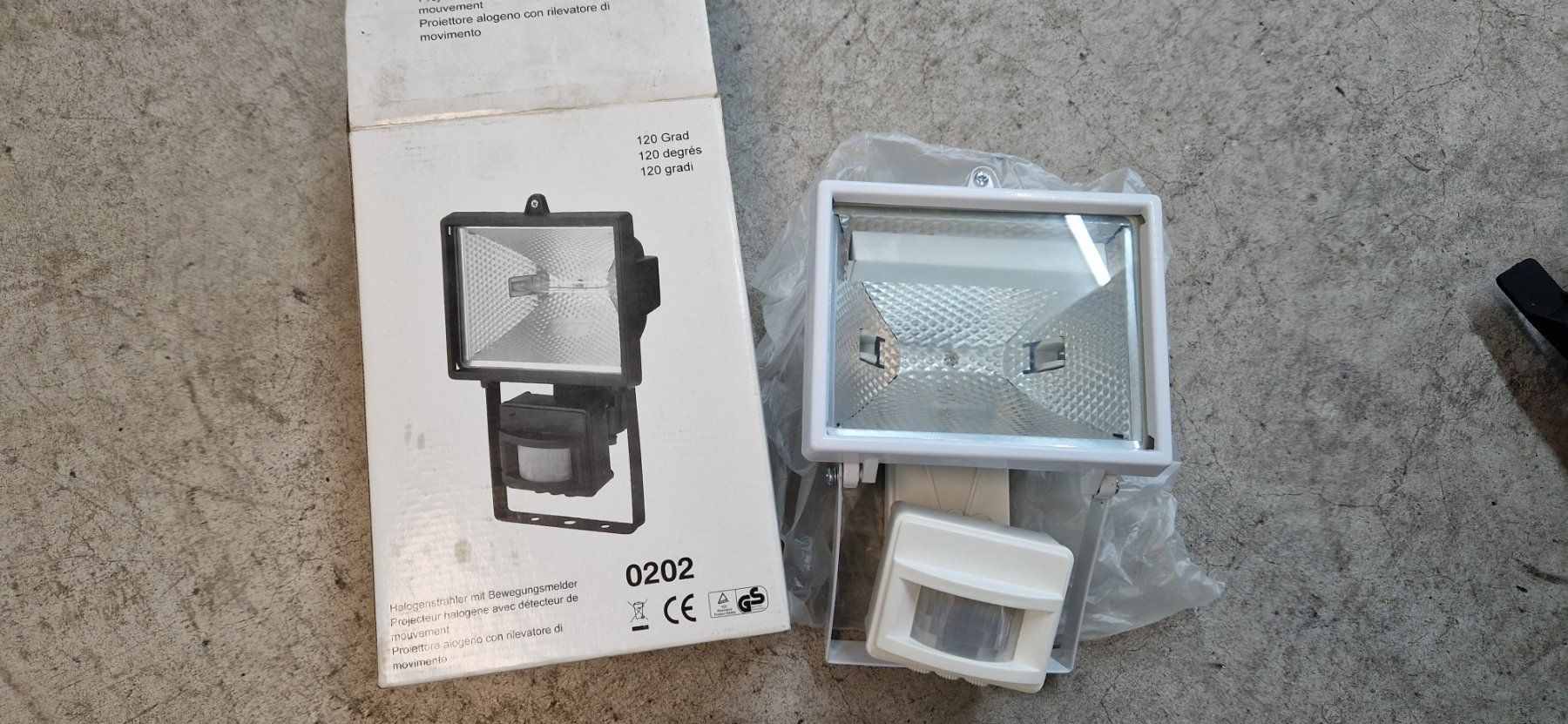 Lampade: HALOGEN-Aussenstrahler mit Sensor 500W, neuwertig – Usato da Flawil venduto da LG-AG_Teilemarkt 1