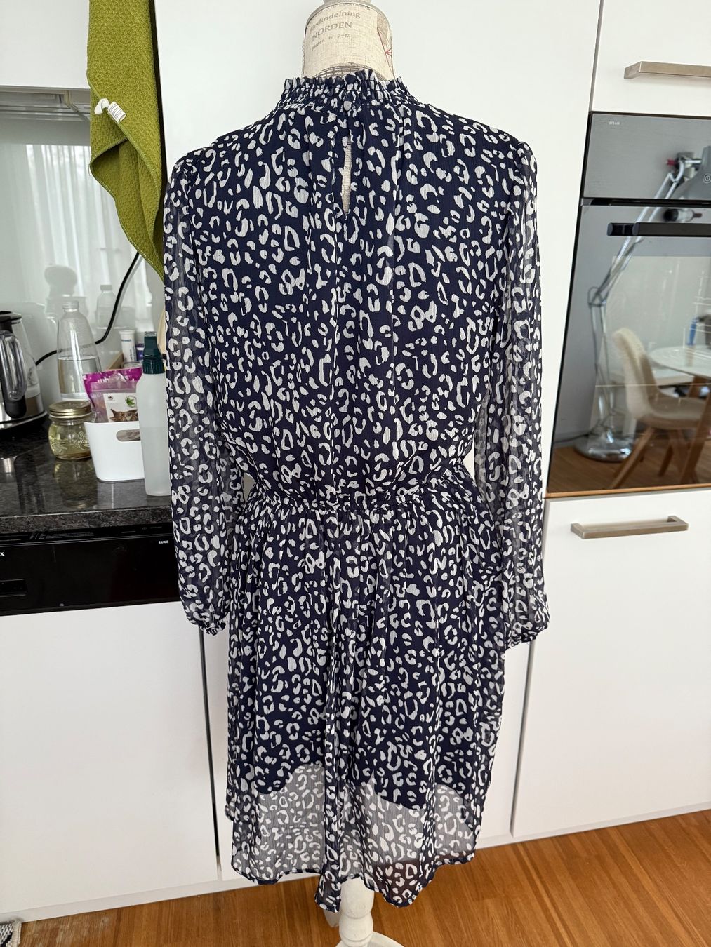 C&A Kleider: Kleid mit Leoprint in dunkelblau, Grösse 38 – Gebraucht aus Zumikon von ABrus01 1