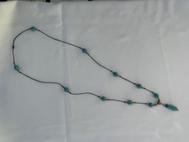 Halskette mit blauen Perlen und Anhänger