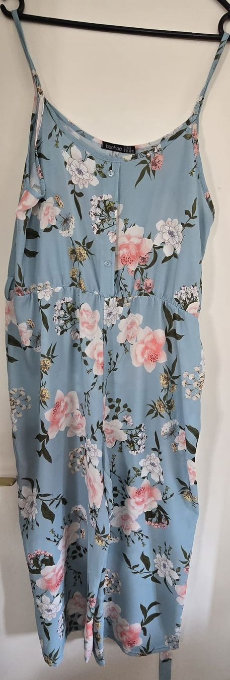 Tute: Sommerlicher Jumpsuit, hellblau mit Blumen, Grösse 42 – Usato da Möhlin venduto da bea_gb97