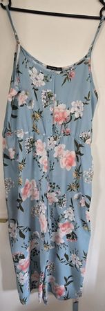 Sommerlicher Jumpsuit, hellblau mit Blumen, Grösse 42