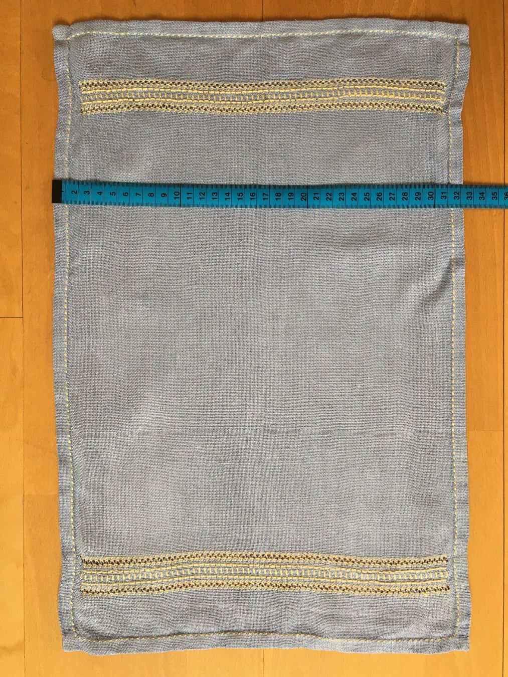 Tutte le decorazioni: DECKCHEN  BESTICKT  HANDARBEIT  AUCH ALS TISCHSET EINSETZBAR – Usato da Subingen venduto da Etageren 4