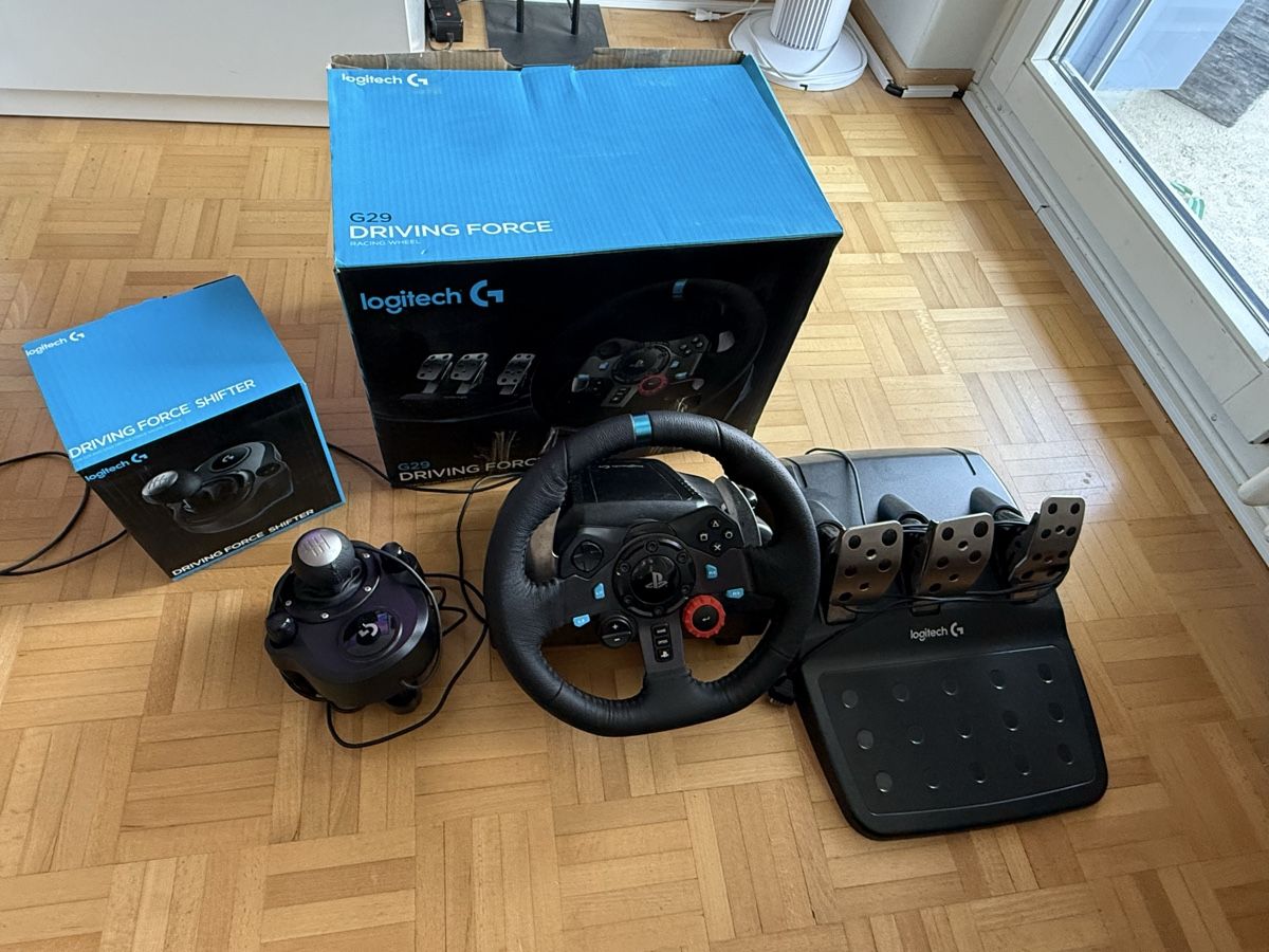 Sony Console: PS4 Bundle mit VR & Driving Force Wheel - Top Zustand! – Usato da Muri AG venduto da tho_hc8y 2