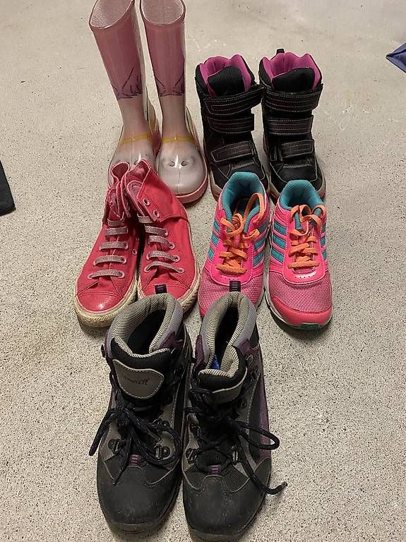 Scarpe per ragazze: Kinderschuhe Gr. 31 und Gr. 32 – Usato da Bachs venduto da diesunddas13