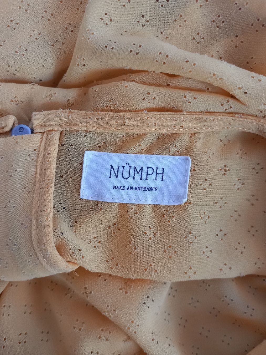 T-Shirts: Blouse / T-shirt jaune NÜMPH Taille 40 – Gebraucht aus Faoug von per_kp6r 1