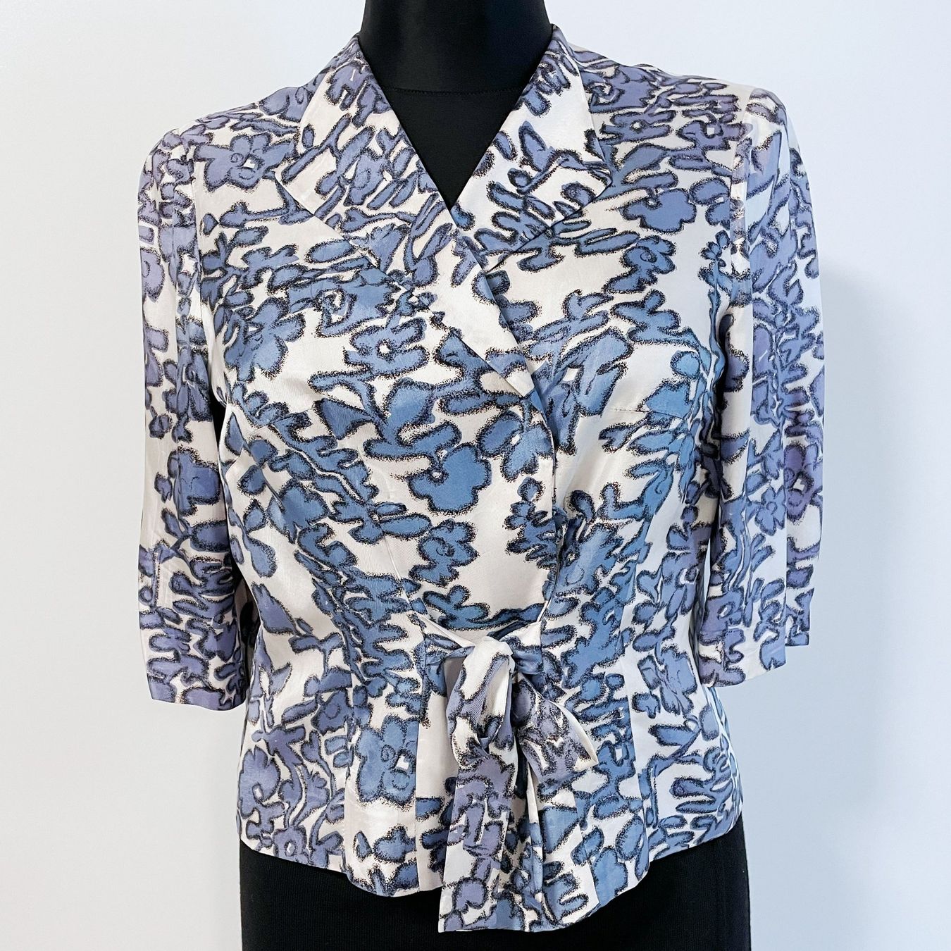 Camicette: Bluse Seide blau-weiss Wrap Bluse VINTAGE 1950s – Usato da Brüttisellen venduto da Buxus 1