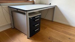 Bürotisch mit passendem Rollkorpus
