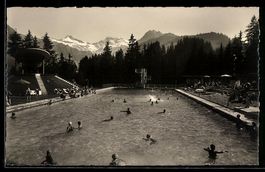 AK Adelboden, Schwimmbad mit Sprungturm und Bergkulisse