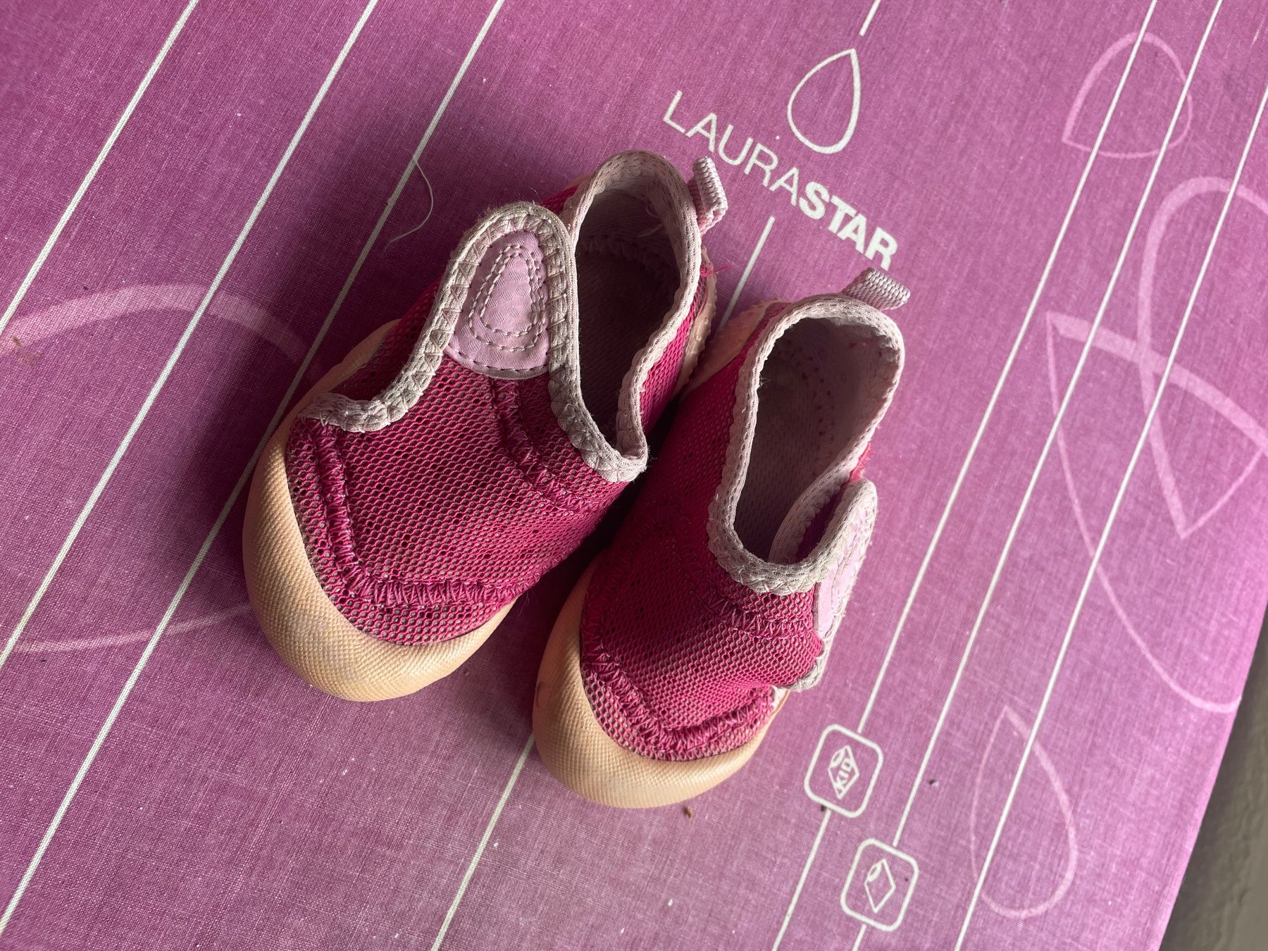 Scarpe per ragazze: Chaussures enfants taille 18 – Usato da Les Geneveys-sur-Coffrane venduto da pipocas2009 2