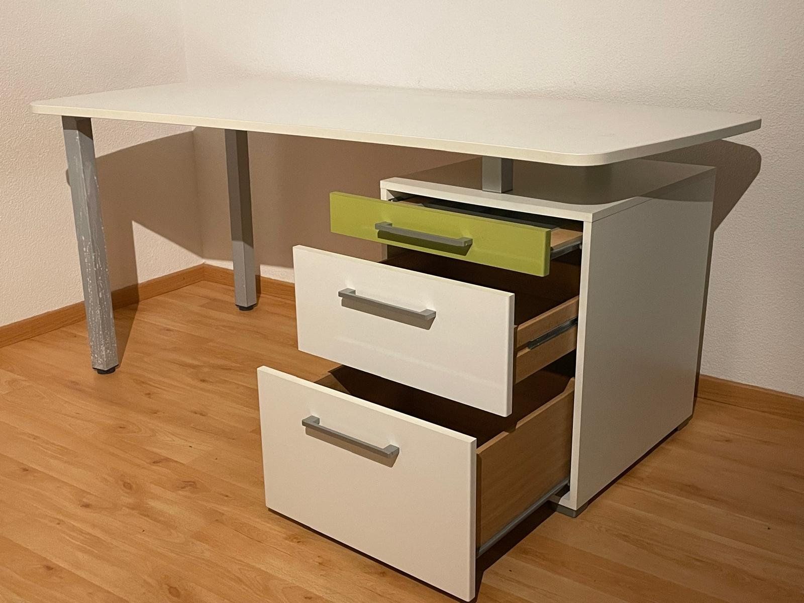 Pfister Scrivanie: Pfister Büro Tisch – Usato da Hinwil venduto da lob_8npt