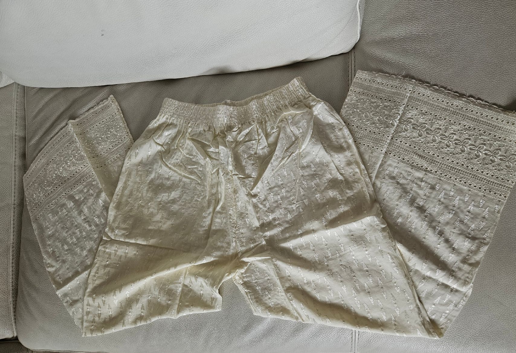 Pantaloni: Pantalon avec broderies – Nuovo e nell'imballaggio originale da Les Acacias venduto da minnie6 1