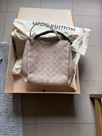 Sac e Louis Vuitton Babylone en cuir Mahina rose avec porte-