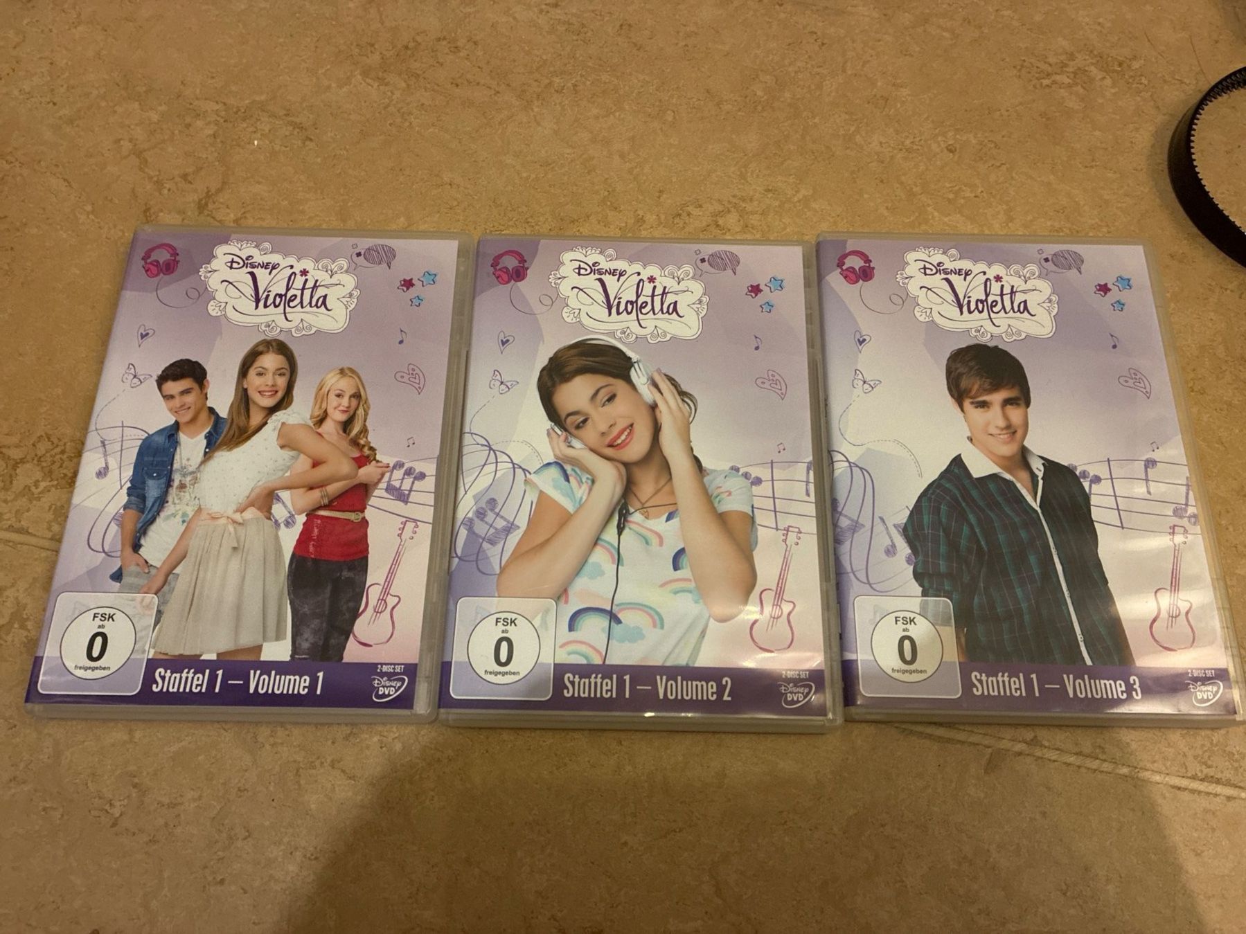 Tous les DVDs: 6 DVDs- Violetta Staffel 1, Volume 1-3 – D'occasion à Guntershausen par Gloominati