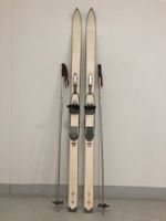 Ski, fahrbare Holzski mit Metallstöcken