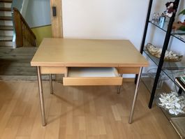 Ausziehbarer Tisch mit Schublade