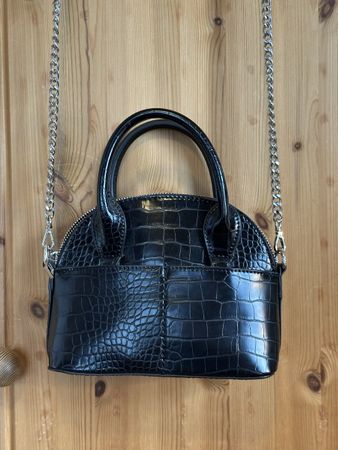 Schwarze Handtasche von Zara, Kroko-Optik und Kette, neu!