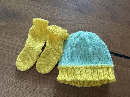 Newborn Strickmütze und Socken Set