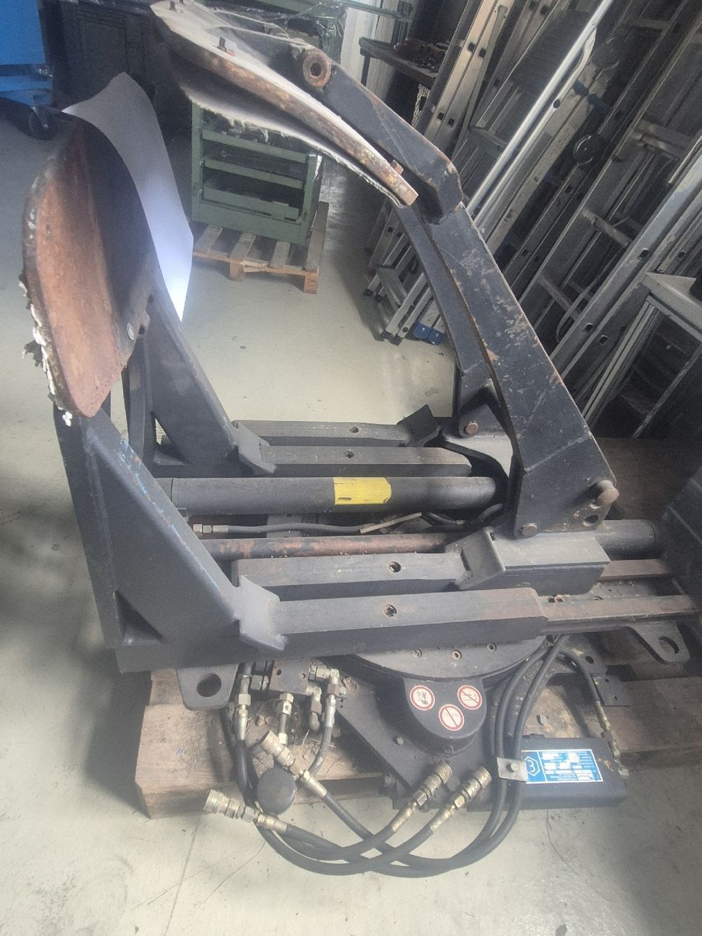 Pinze: Hydraulischer Gabelwender Palettengreifer für Stapler – Usato da Röthenbach i. E. venduto da 3538ScaniaR420