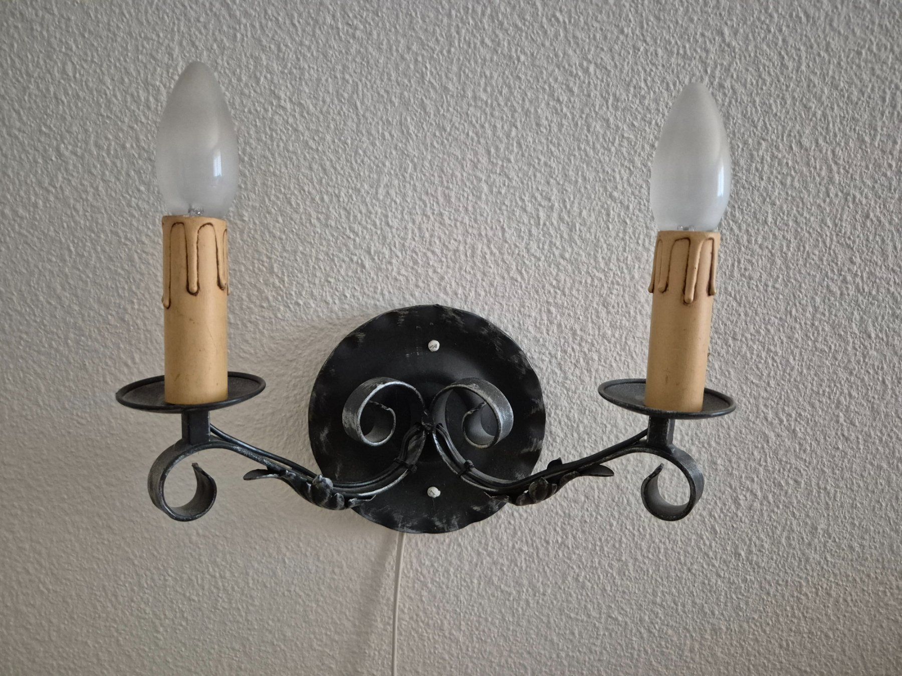 Lampade: Schmiedeiserne Wandlampe zweiflammig, schwarz – Usato da Steinach venduto da ACMO32O